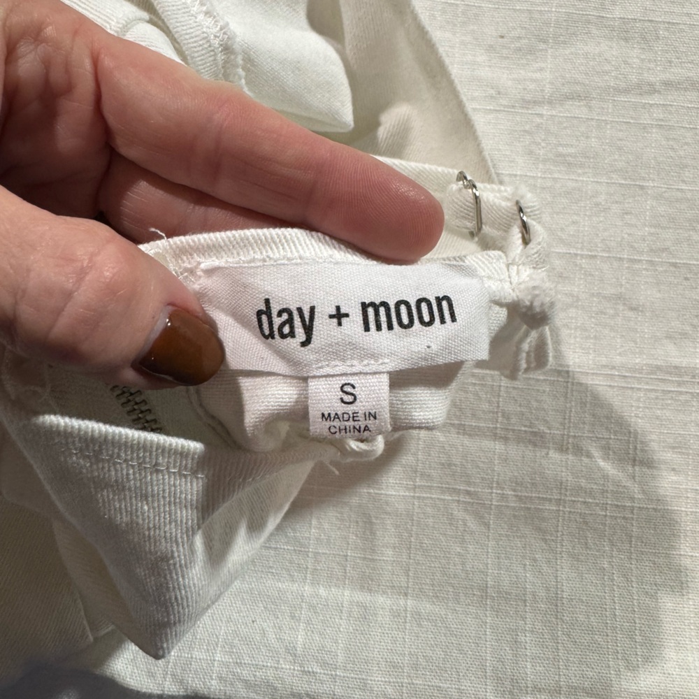 Day + Moon White Sleeveless Romper - Picture 2 of 5